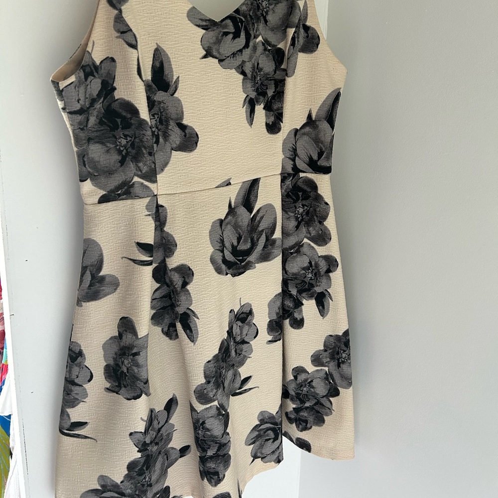 Lush floral dress perfect for a date!